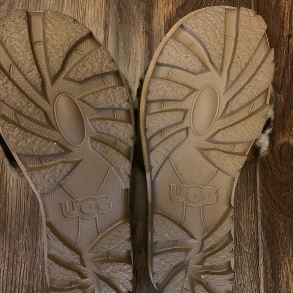 Gently used UGG slide sleepers. Excellent condition. Only used them twice. - Picture 2 of 2